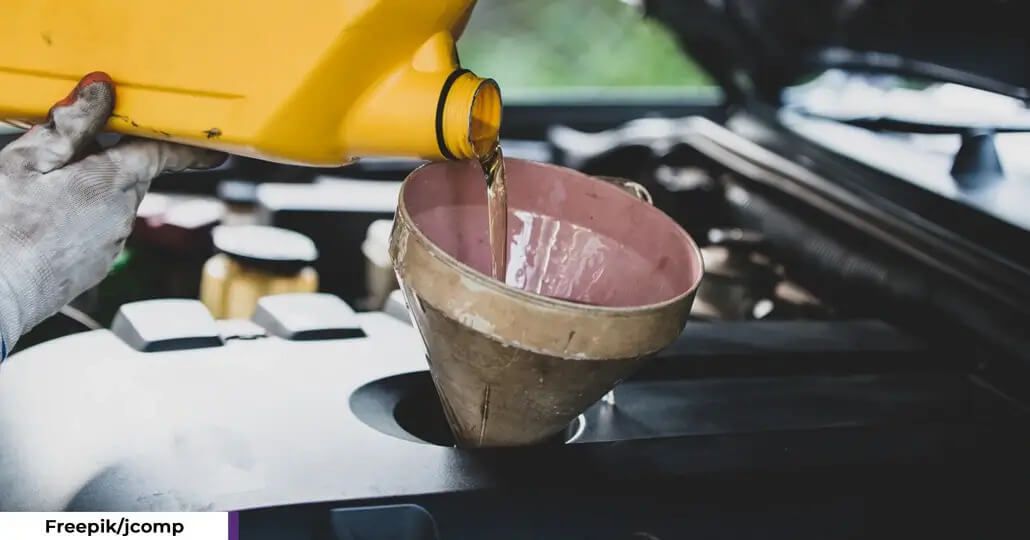 Ganti Oli Mobil. (Freepik/uflypro)