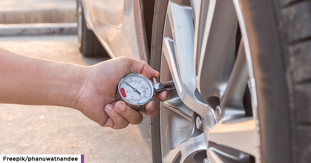 Cek Ban Mobil Sendiri. (Freepik/phanuwatnandee)