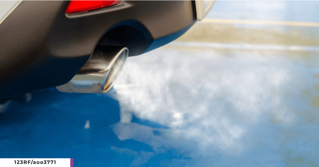 Knalpot mengeluarkan asap putih. (123RF/aoo3771)