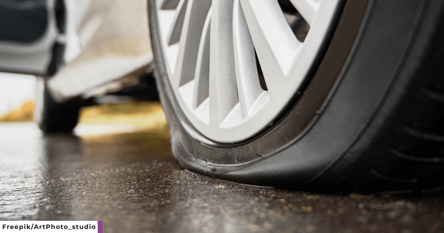 Ban mobil bocor karena kurang angin. (Freepik/ArtPhoto_studio)