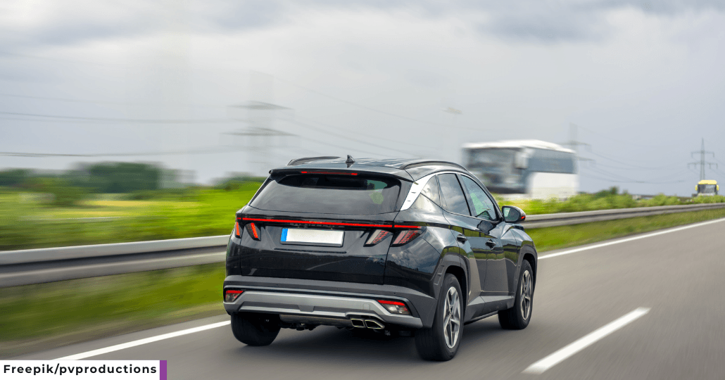 Naik mobil ngebut. (Freepik/pvproductions)