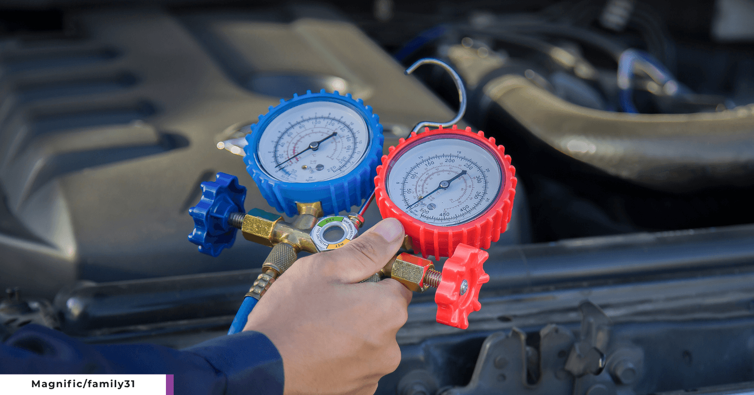 Cek AC mobil dengan pressure gauge. (Magnific/family31)
