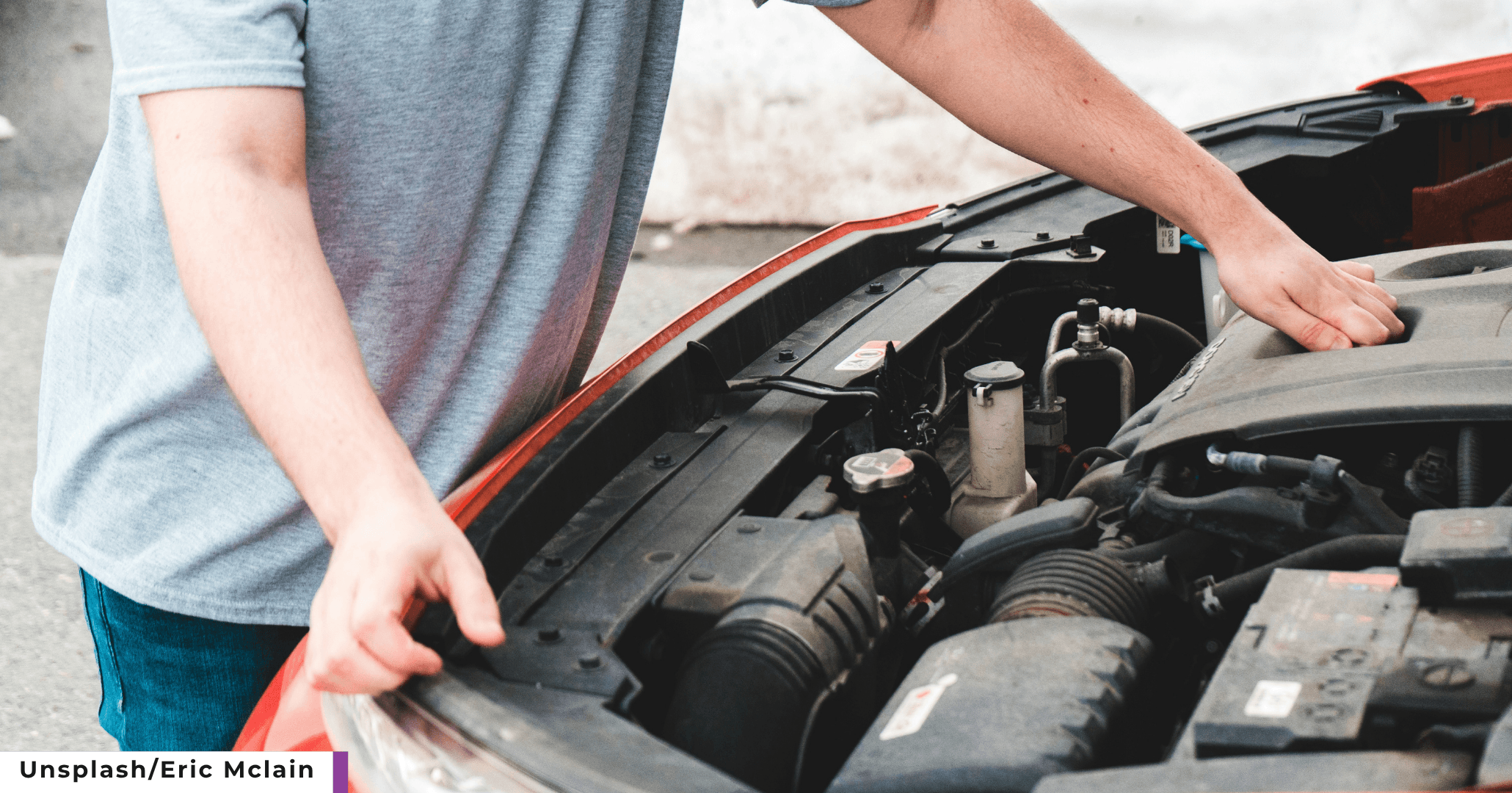 Inspeksi mesin mobil bekas sendiri. (Unsplash/Eric Mclain)