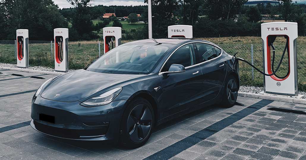 Mobil Autopilot Keluaran Tesla Mulai Meluncur, Apakah Aman?